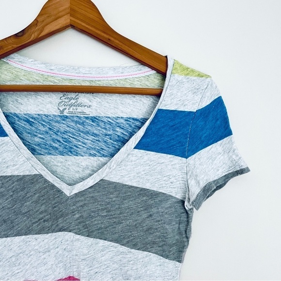 🎯3/$10 American Eagle Outfitters AEO V-Neck Striped Tee Small - Picture 2 of 6